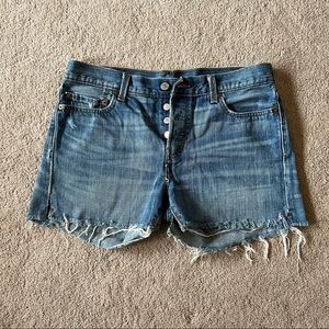 501 Levi’s Medium Wash Raw Hem Shorts